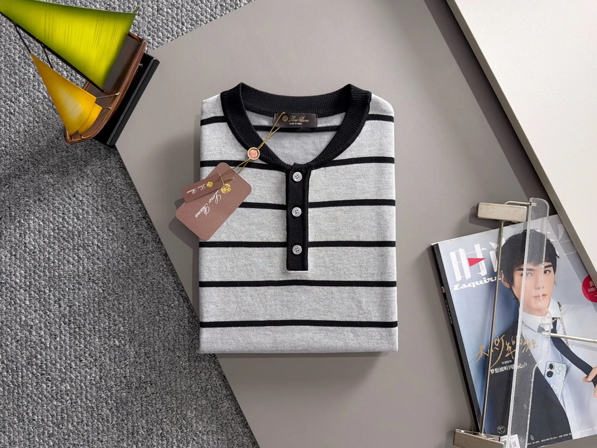 LP high quality Loro Piana 26ss New Arrival men's short-sleeved knitted T-shirt. Made of combed cotton yarn knitted cotton fabric, no pressure when entering and exiting the counter. Exclusive control of raw materials. It feels substantial when weighed, and the upper body is more textured than ordinary T-shirts. This texture can handle the weather easily and is suitable for both hot and cold! Loose fit design, looks noble. The only correct version is available Size: M to 4XL